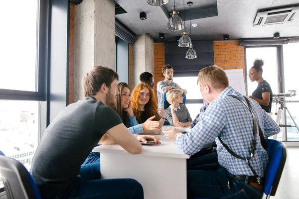 Brainstormng-Prozess der Büroangestellten am Tisch — Stockfoto