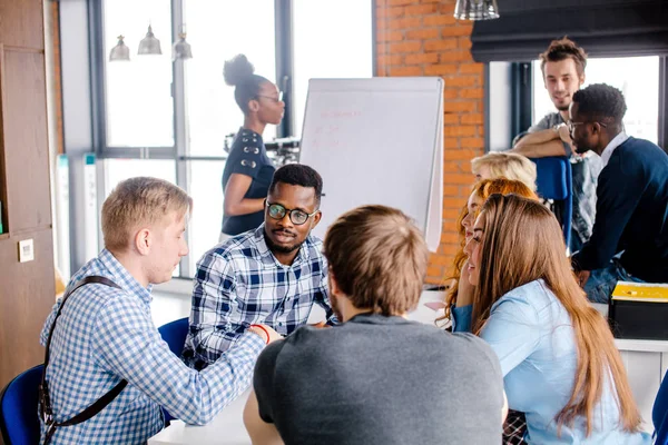 Jonge divers studenten zijn opleiding als een leiders — Stockfoto