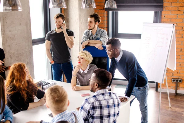 Diversi amici sono riuniti in studio — Foto Stock