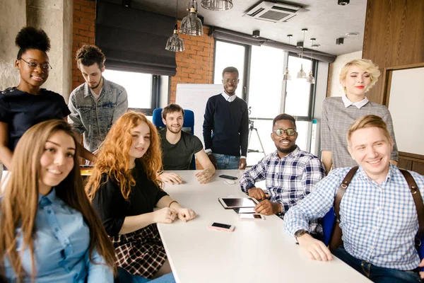 Diverse personer samlet i ett forretningsteam – stockfoto