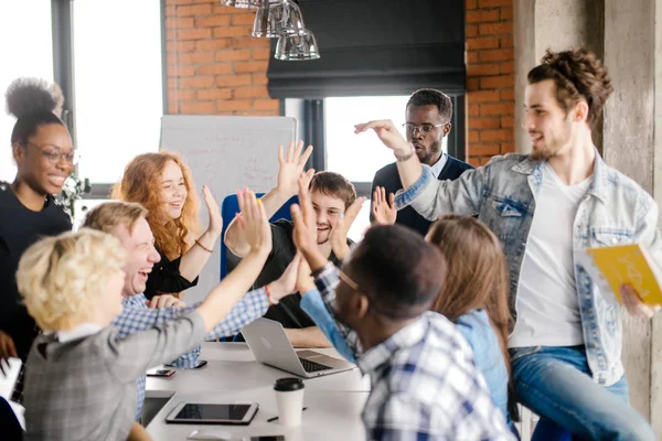 Schüler spielen Spiele im Zimmer — Stockfoto