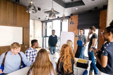 şirketin neşeli sevimli siyah Müdürü işçiler için bir rapor ediyor