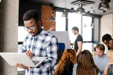 Programcı işyerinde kırık laptop tamir ediyor