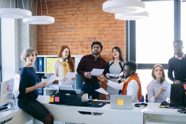 hırslı gençlerin rahat kıyafetler kağıt ile çalışıyoruz