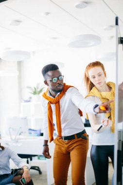 projede hata işaret Afrika ofis çalışanı