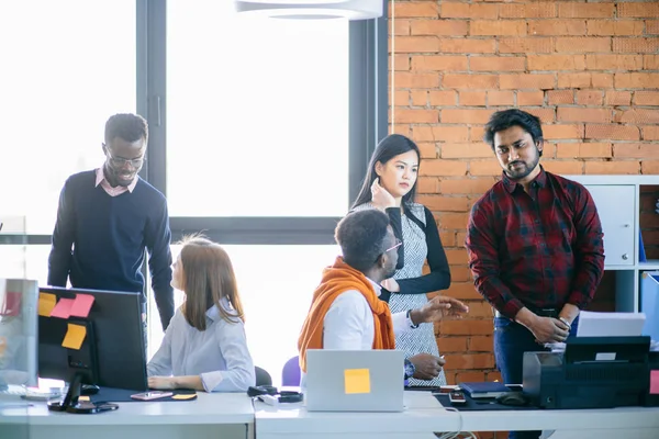 Trabajadores con diferentes puntos de vista. opinión dividida . — Foto de Stock