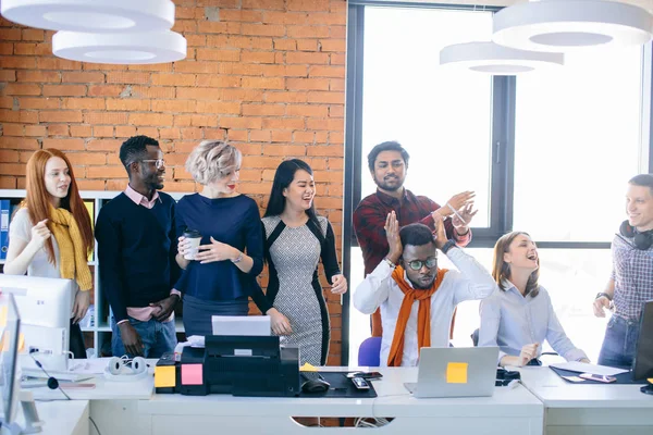 Hombre africano cansado está cansado de sus empleados — Foto de Stock