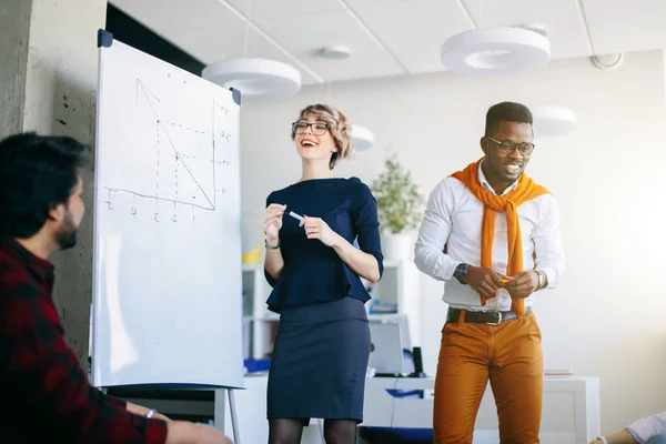 Lächelnde Frau erklärt neue Informationen mit Schema. Mit neuen Ideen begeistern — Stockfoto