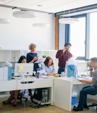 sevkiyatçılar telefonlarda bir konuşmaları yaşıyorsanız