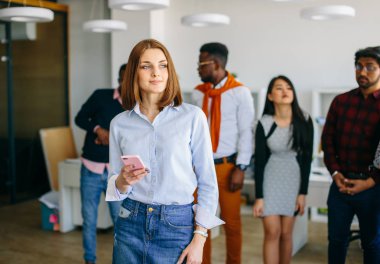 gömlek ve etek cep telefonu ile çekici kız öğrenci