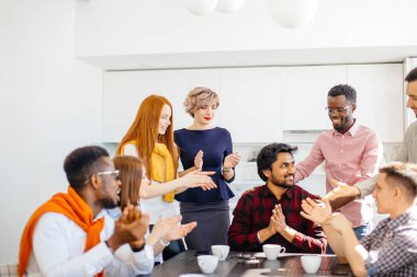 closeup çekim yeni CEO'su tebrik mutlu personeli