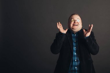 kutluyor şişko gözler tarafından deli face.crazy bitcoin sevgilisi altın madeni para ile yapmak