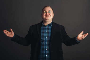 kutluyor şişko gözler tarafından deli face.crazy bitcoin sevgilisi altın madeni para ile yapmak