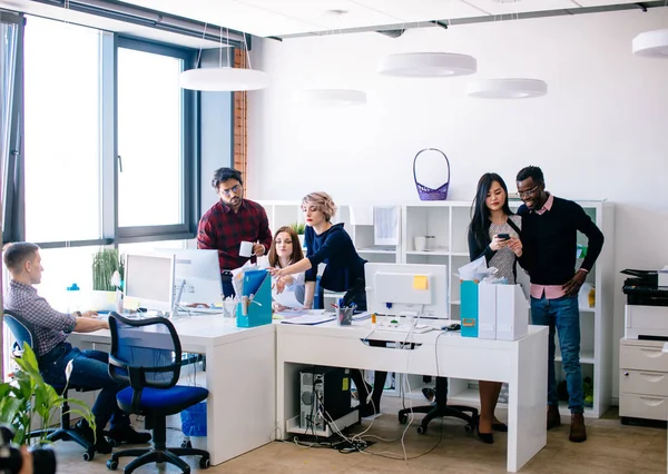 Drukke kantoor met jonge actieve medewerkers — Stockfoto