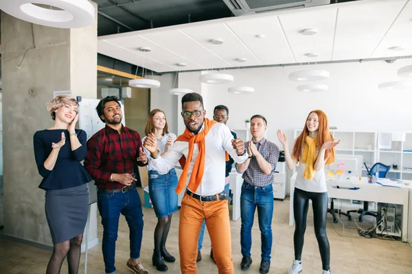 Loco afro jefe está bailando delante de sus empleados — Foto de Stock