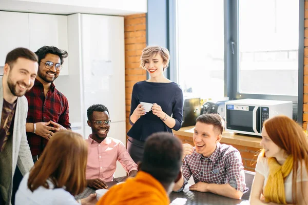 Informelle Mitarbeiterversammlung — Stockfoto