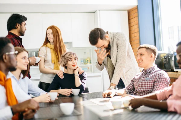 Generad ung man ler under samtalet — Stockfoto