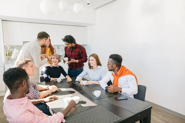 Afrikaner und Kaukasier stehen neben Kollegin und argumentieren — Stockfoto