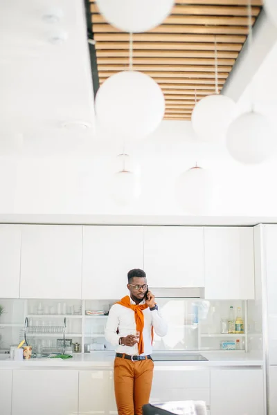 モダンな食堂での携帯電話の側に立ってアフリカの学生 — ストック写真