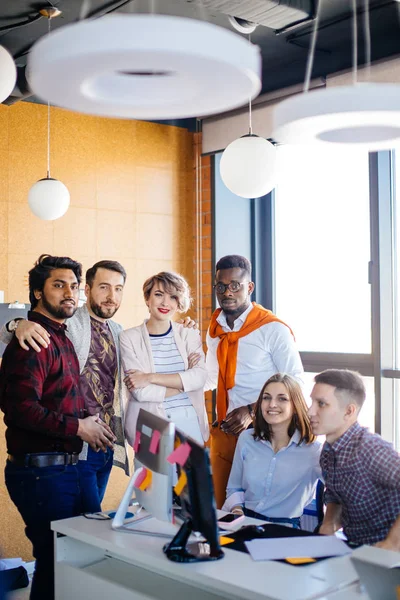 Cerca de la foto de talentosos colegas multirraciales amistosos mirando a la cámara — Foto de Stock