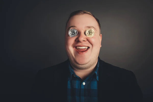 Bitcoin kochanka mężczyzna z złote monety przez oczy — Zdjęcie stockowe