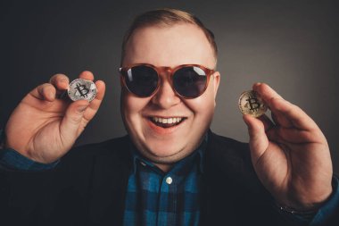 Şişman İşadamı elinde Bitcoin, yeni sanal para biriminin dijital sembolü