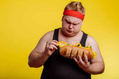 Fast food yiyen şişman adamın diyet hatası