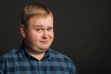 Siyah arka planda gülümseyen şişman adam