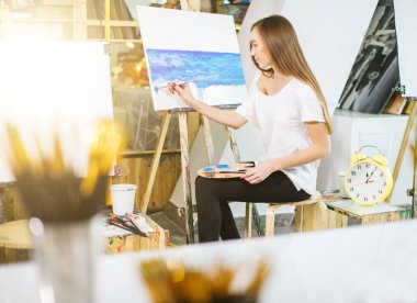 Kadın sanatçı resmini şövale onun atölyesinde yağlı boya ile resim