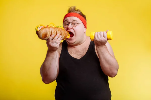 Tłuszcz człowiek jedzenie fast food hamberger — Zdjęcie stockowe