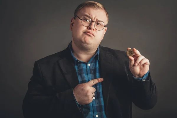 Hombre apuntando a Golden Bitcoin en la mano, Digitall símbolo de la nueva moneda virtual —  Fotos de Stock