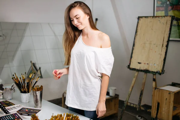 Pintora profesora de belleza natural en su estudio preparándose para una clase de arte — Foto de Stock