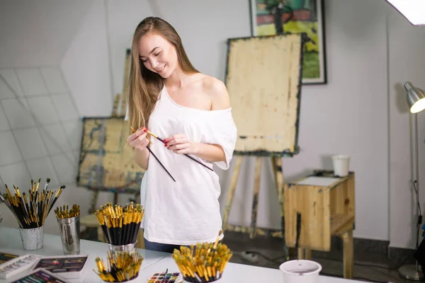 Pintora profesora de belleza natural en su estudio preparándose para una clase de arte —  Fotos de Stock