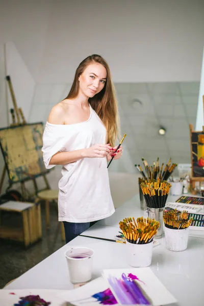 Pittore insegnante di bellezza naturale nel suo studio di preparazione ad una classe d'arte — Foto Stock