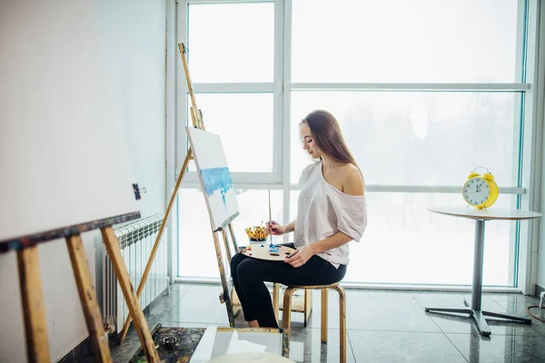 젊은 화가 여자 워크숍에서이 젤에 그림 — 스톡 사진