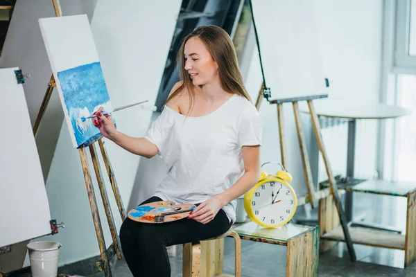 Es hora de crear. Mujer joven posando participando en el dibujo —  Fotos de Stock