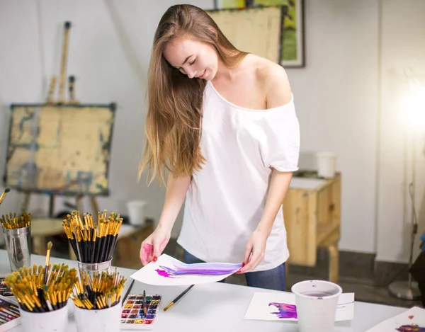 Pintora profesora de belleza natural en su estudio preparándose para una clase de arte —  Fotos de Stock