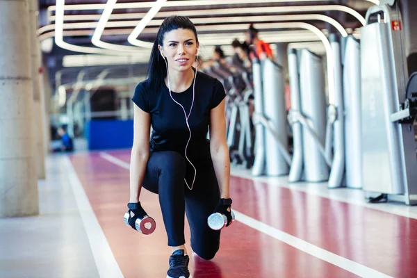 Dumbbell arrebato mujer entrenamiento ejercicio, una pierna dividida sentadillas — Foto de Stock