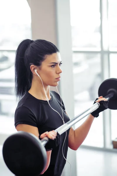 Fitness, közelről fiatal nő pick up részére bicepsz -ban torna — Stock Fotó