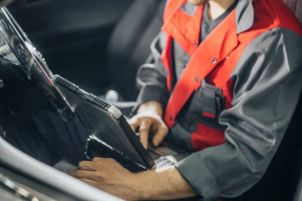 Monteur onderzoek auto motor met behulp van laptop — Stockfoto