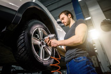 otomatik mekanik değişen araba tekerleği tamir garaj