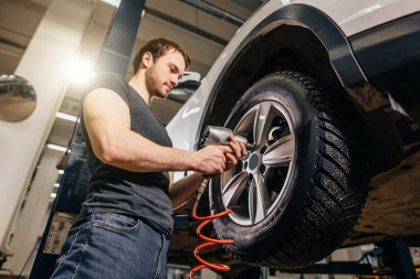 otomatik mekanik değişen araba tekerleği tamir garaj