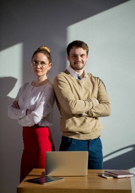 Kamera ayakta Ofis Masası yakınındaki isteyen iş adamları