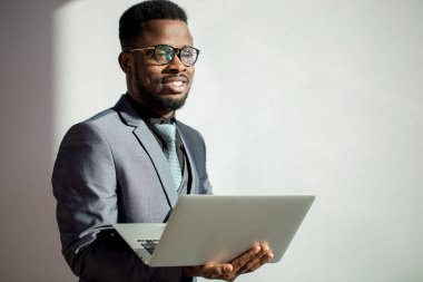 gözlük takan ve dizüstü bilgisayar kullanma office Afrika iş arkadaşı