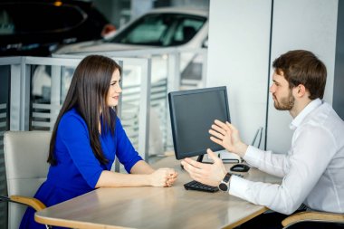 Genç satıcı müşteri özellikleri yeni araba söylüyorum