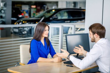 Genç satıcı müşteri özellikleri yeni araba söylüyorum