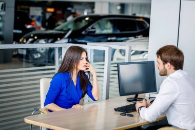 Genç satıcı müşteri özellikleri yeni araba söylüyorum