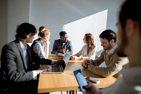 Les gens d'affaires à l'écoute du marketing présentation de conférenciers africains professionnels — Photo