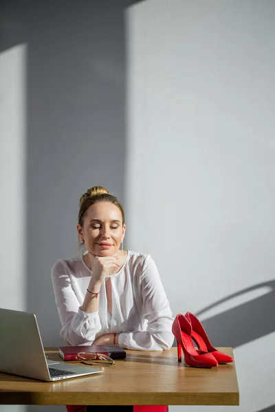 Mulher de negócios sorridente sonhando com o sucesso futuro no local de trabalho — Fotografia de Stock