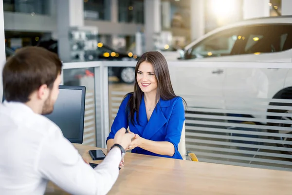 車の販売代理店から車のキーを受け取るヨーロッパの魅力的な女性 — ストック写真